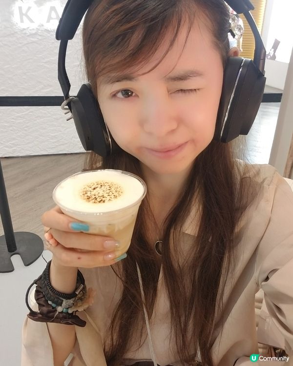 一邊聽黑膠，一邊喝咖啡！正啊