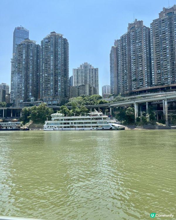 乘一葉小渡，看盡重慶的兩副面孔