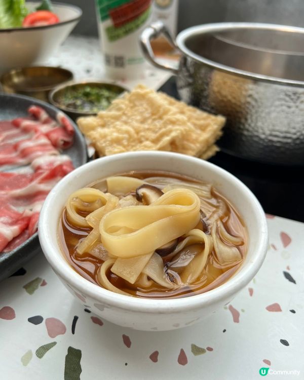 窗邊綠蔭配小火鍋🌿🍲