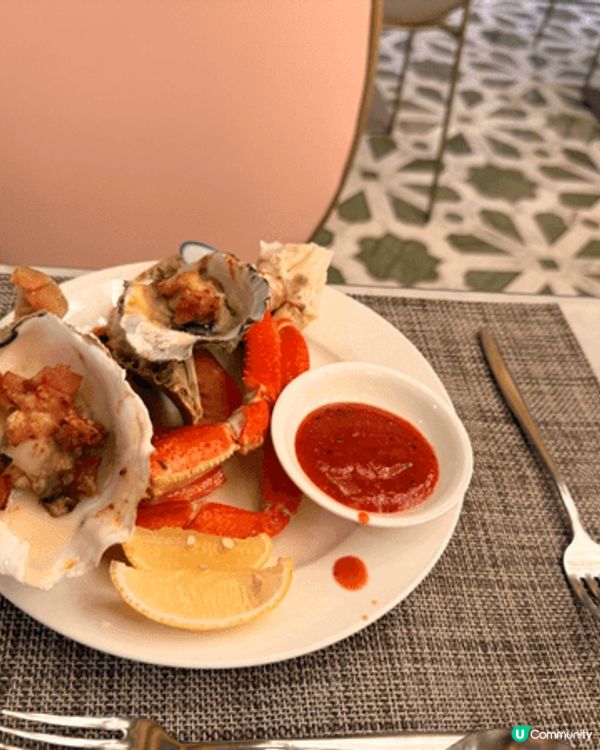 北角歷山酒店萬麗咖啡室推出自助餐,食物豐富,可以任食蟹腳､麵...