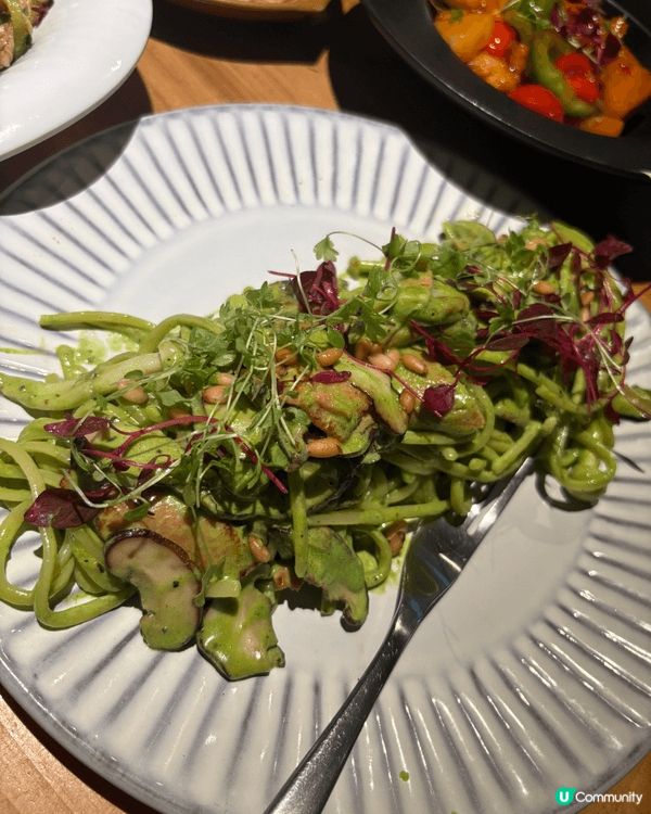 相中既美食，其實全都係素食，位置深圳南油區既素食餐廳，超級美...