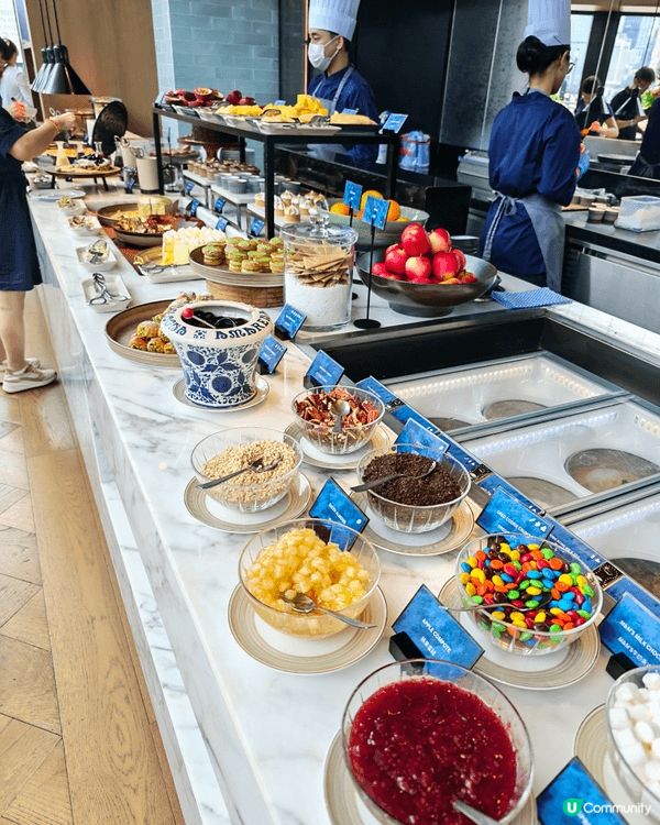 Regent Hotel lunch buffet。 最多人...