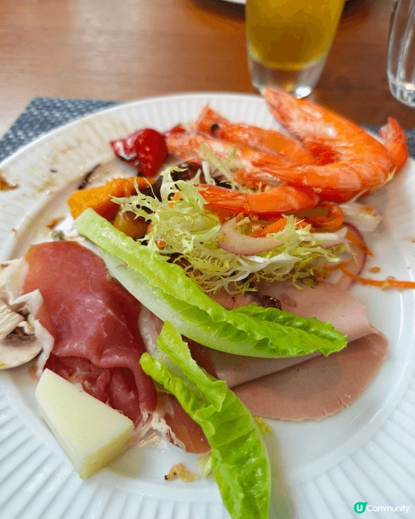 Regent Hotel lunch buffet。 最多人...