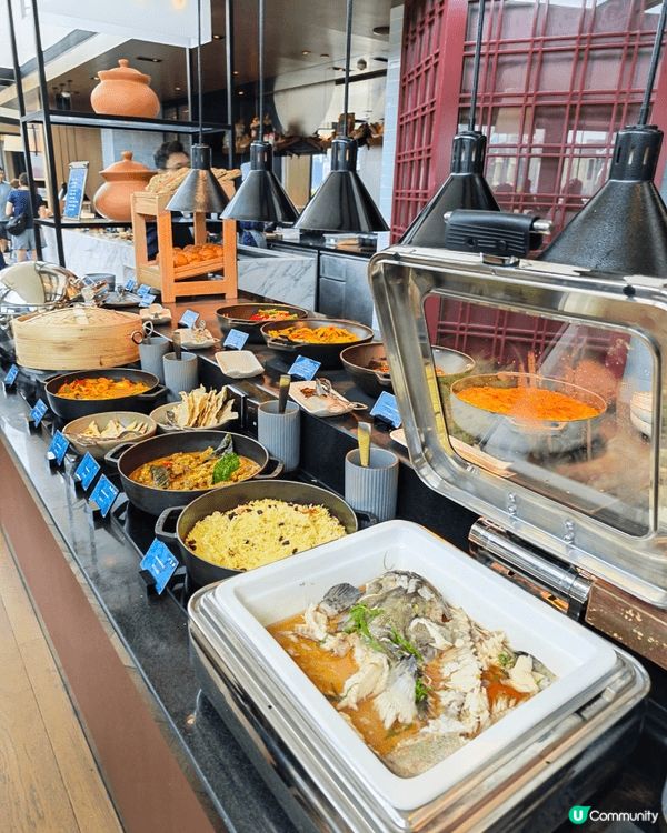 Regent Hotel lunch buffet。 最多人...