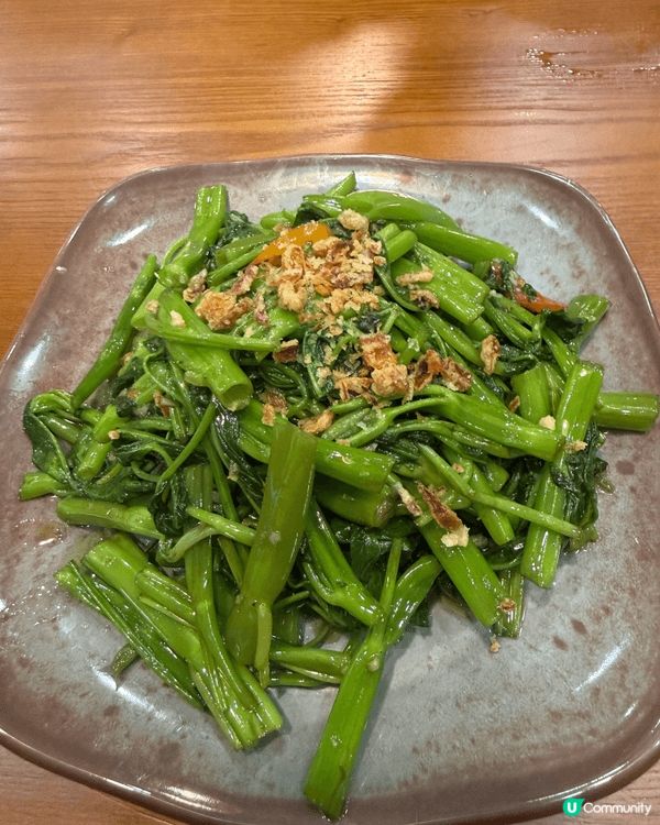 今日去咗紅磡泰叻食下午茶啲嘢食好有驚喜而且性價比高，炒通菜用...