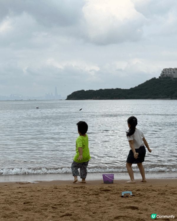 係愉景灣沙灘，囝囝囡囡開心玩沙玩水
