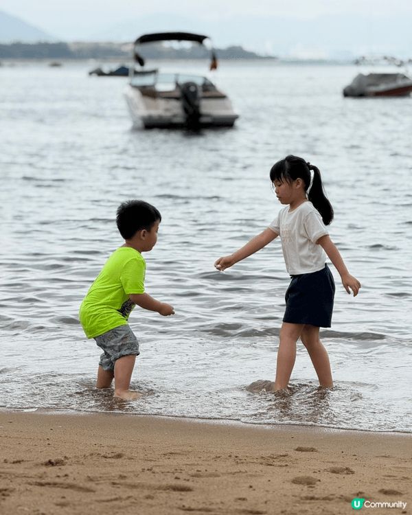 係愉景灣沙灘，囝囝囡囡開心玩沙玩水