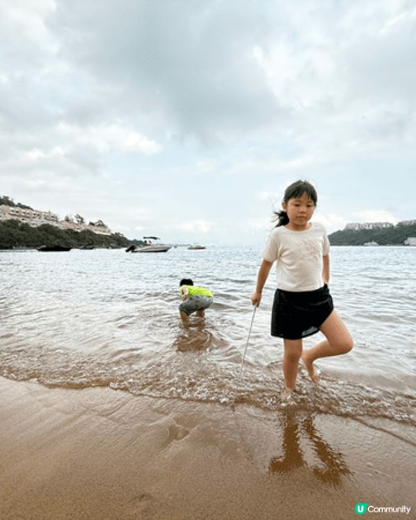 係愉景灣沙灘，囝囝囡囡開心玩沙玩水