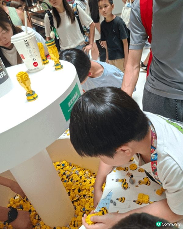 3張分別不同性質不同地方的照片。第一張是小朋友於學校親子活動...