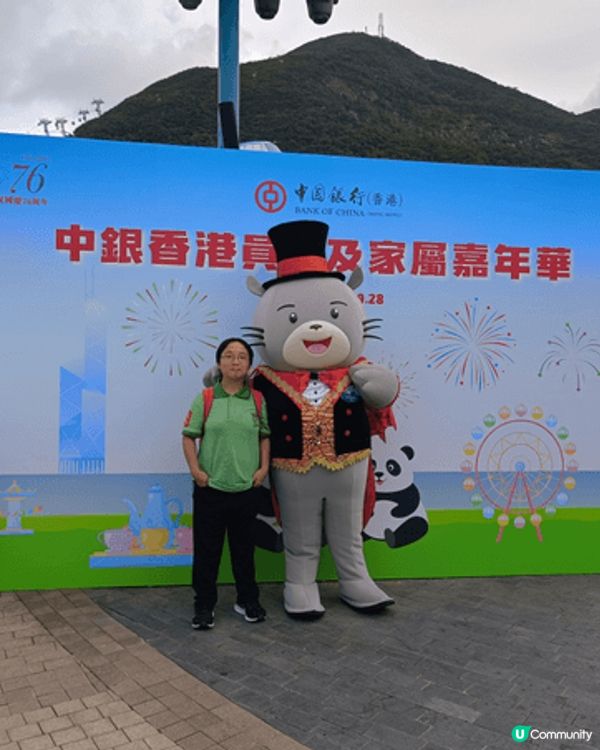这兩張照片是在香港🇭🇰海洋公园拍，另外一張照片是在飞机上拍的...