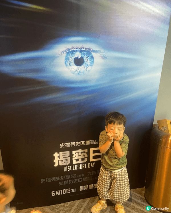 去睇電視，小朋友話要同廣告板拍照