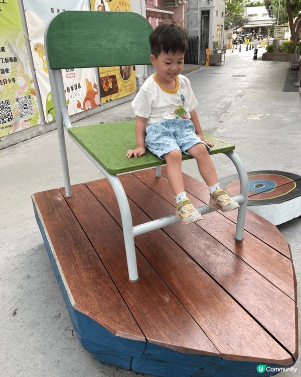 去睇電視，小朋友話要同廣告板拍照