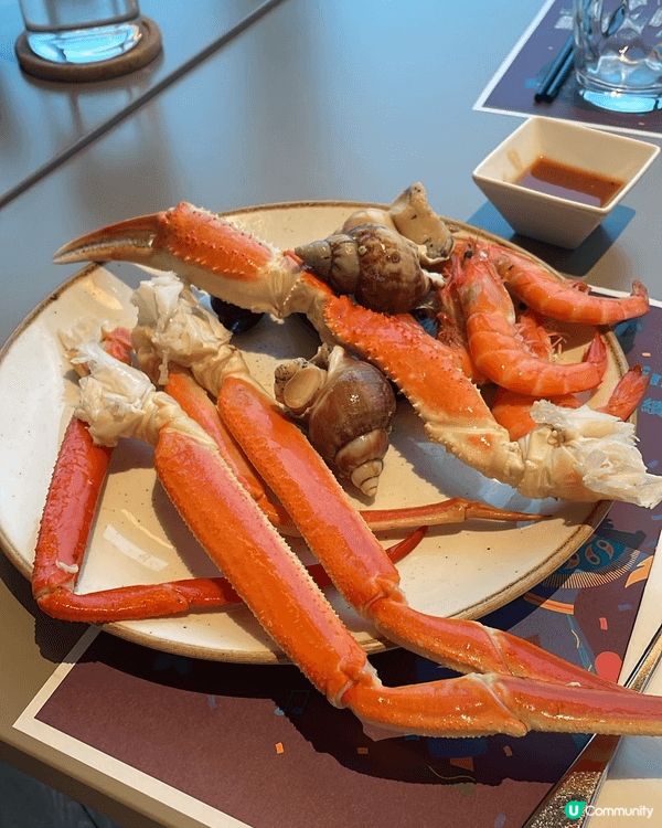 同朋友去富麗敦酒店食自助晚餐慶生。雖然款式唔多，但勝在海洋非...