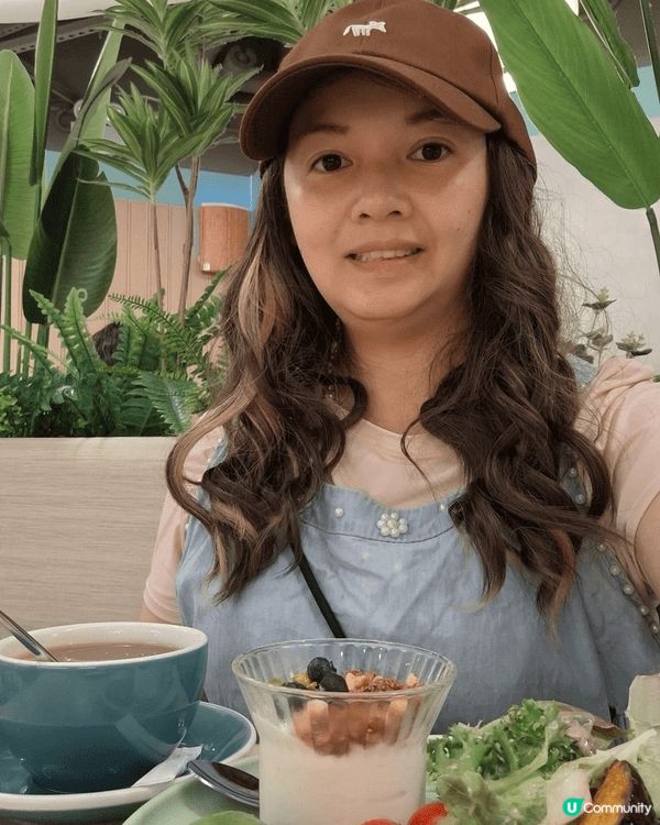 1.  呢到就係黃竹坑商場，我食緊早餐，地點係：黃竹坑 So...