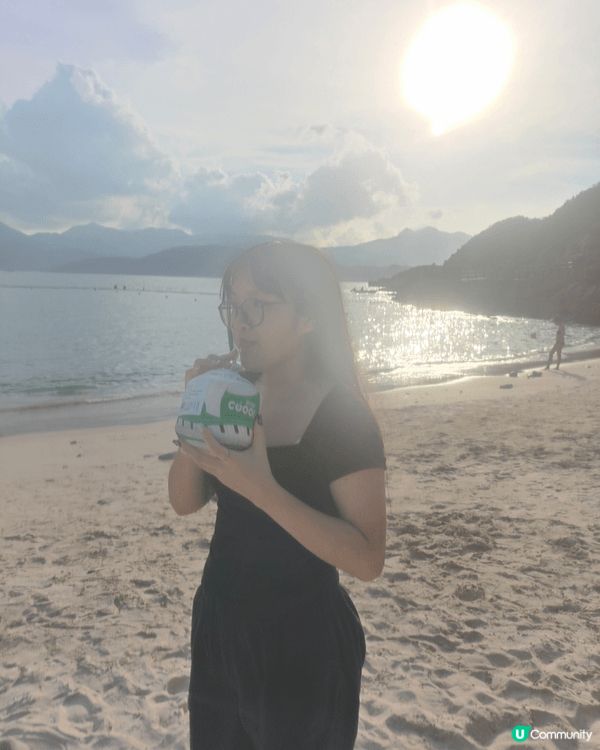 半月灣靚景沙灘，水清沙幼，加個冰凍椰青，爽。港式茶餐廳超邪惡...