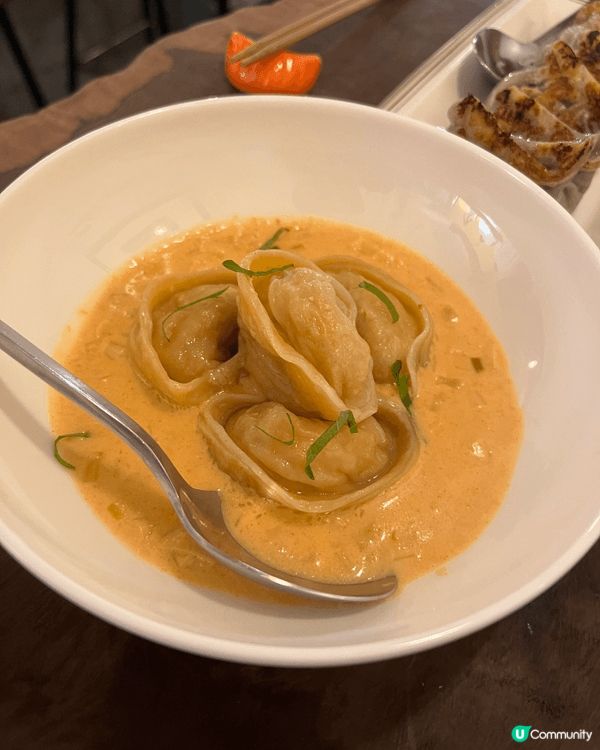 位於西營盤的新派餃子店，也是素食友善餐廳。環境不錯，適合和朋...