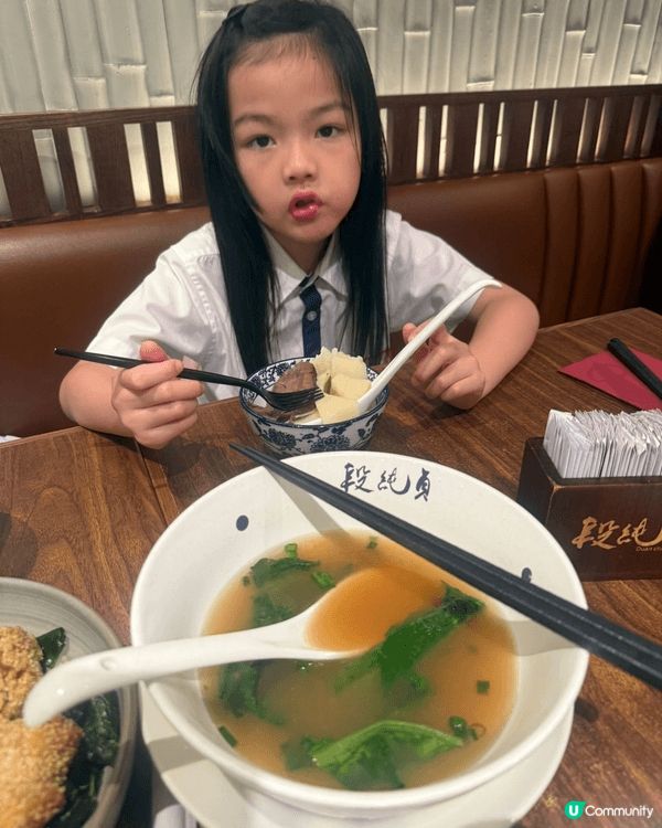 段純貞是一家台式餐廳，孫女及朋友最愛這家的牛肉麵及燉雞麵，肉...