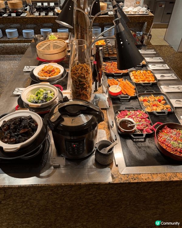 位於尖沙咀喜來登酒店的 The Café，近期推出的自助晚餐...