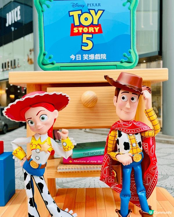 These Toy Story statues at Har...