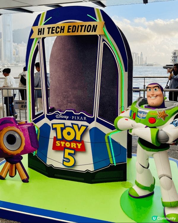 These Toy Story statues at Har...