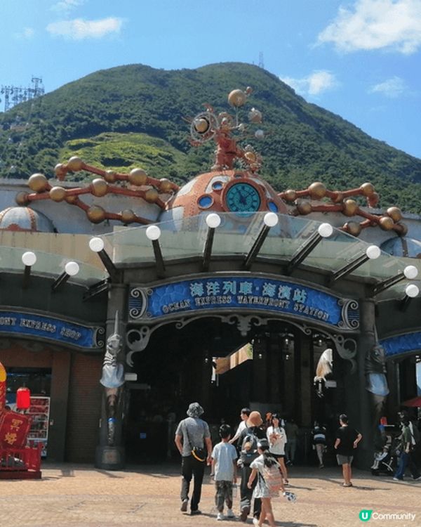 這組照片係香港海洋公園的標誌性景觀，從港鐵站旁印有吉祥物「威...