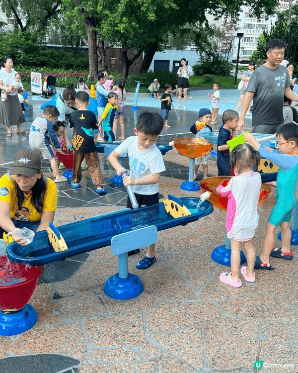 深水埗公園係小朋友平民版零成本的水上公園，集齊沙灘、滑梯、千...