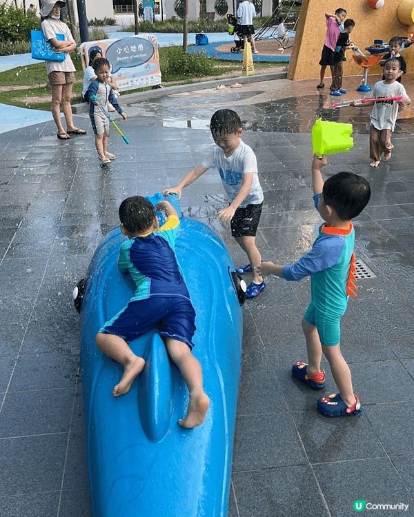 深水埗公園係小朋友平民版零成本的水上公園，集齊沙灘、滑梯、千...
