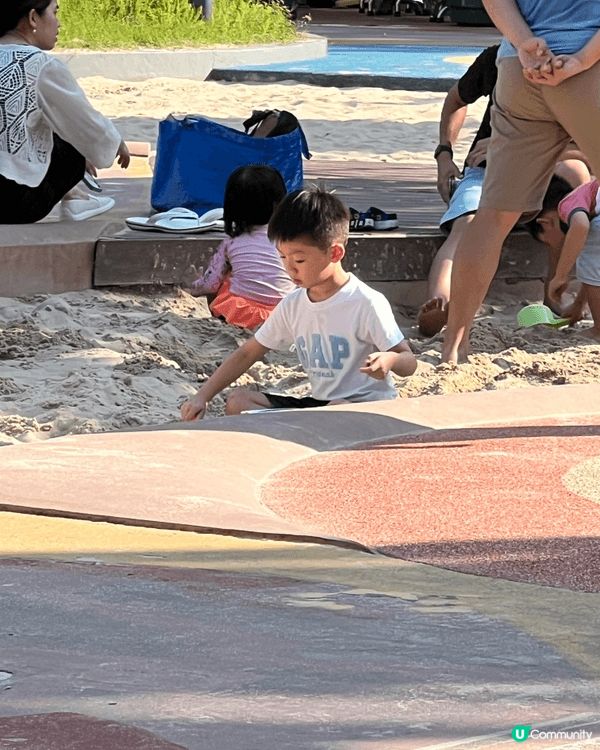 深水埗公園係小朋友平民版零成本的水上公園，集齊沙灘、滑梯、千...