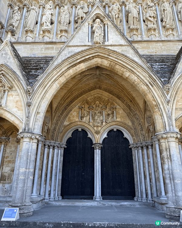 這是Salisbury Cathedral，不算超級宏偉，但...