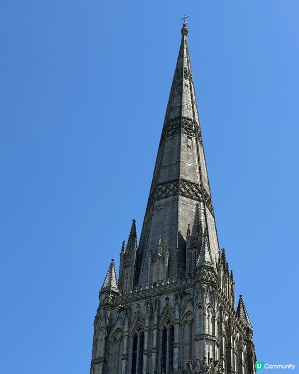 這是Salisbury Cathedral，不算超級宏偉，但...