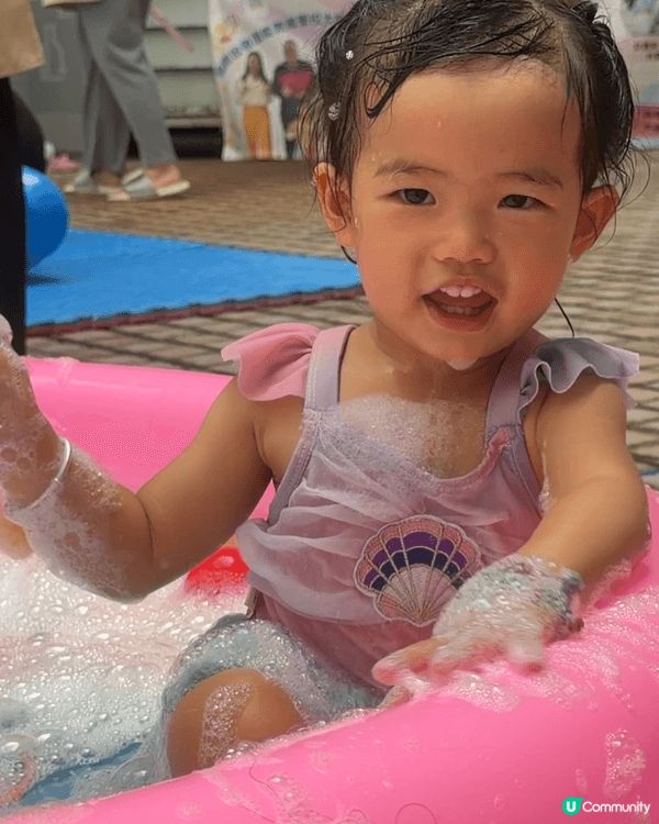 今個暑假帶Lyla去屯門富泰嘅樂善堂鄧德濂幼稚園參加水禮，學...