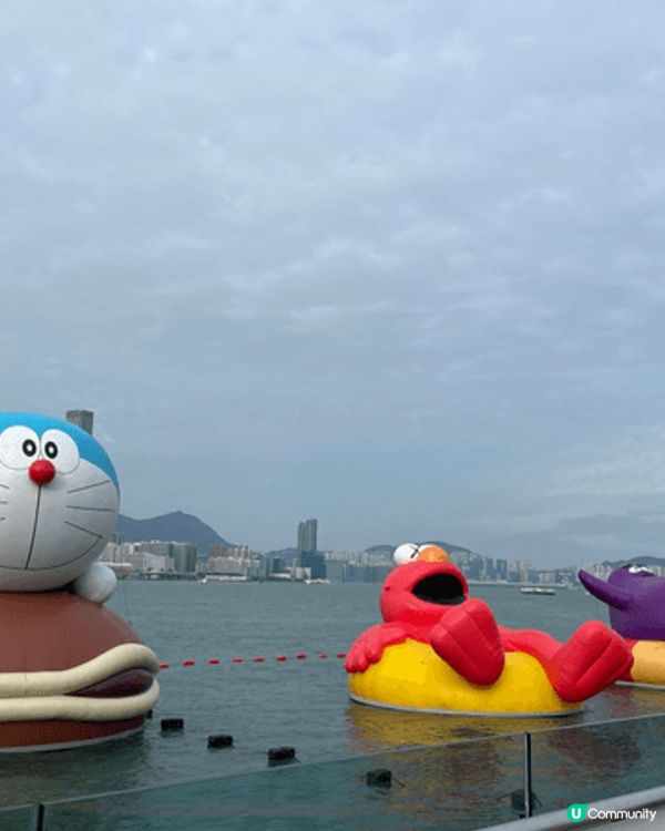 去年維多利亞港飄滿超萌巨型卡通氣墊，圓滾滾的哆啦A夢軟乎乎超...