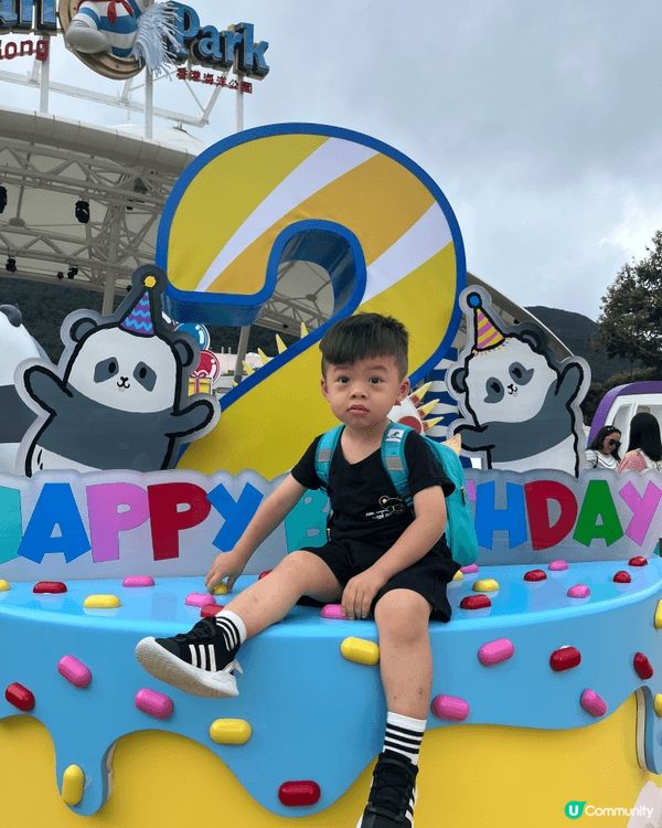 你睇！我坐喺熊貓兩歲生日嘅超大蛋糕上面影相呀！🎂🐼