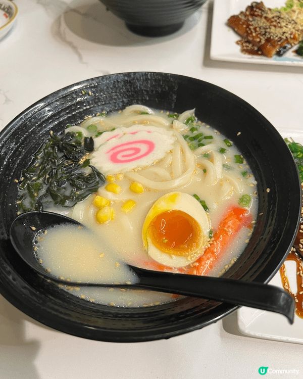 官塘美食元朗冰室，燒鰻魚豬骨湯拉麵或烏冬都好食，午餐同事來食...