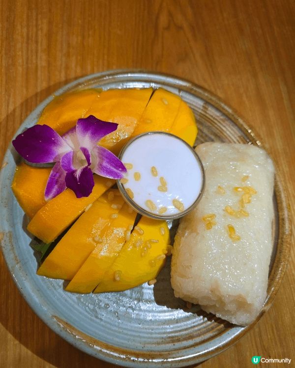 夏日打卡美食點少得夏天最岩食既芒果糯米飯同消暑椰青呢～清涼又...
