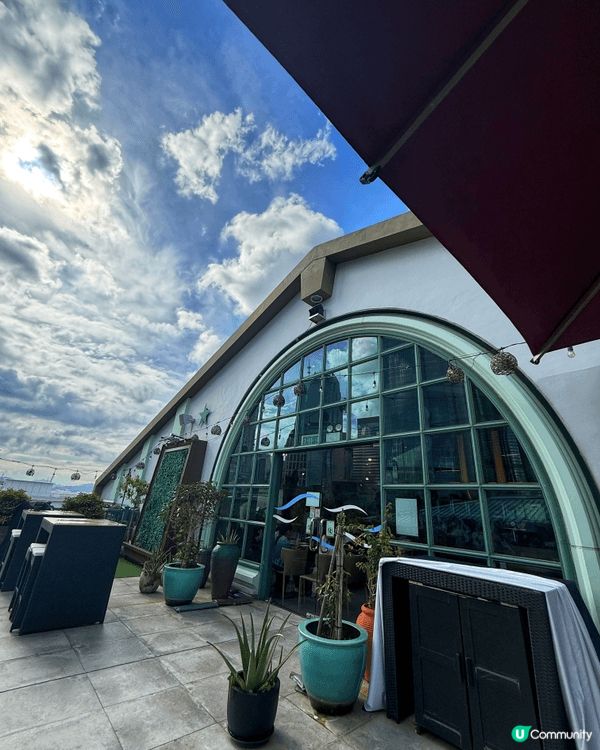 估唔到中環天星碼頭頂層，隱藏住一間咁正嘅海景露天 Bar ✨...