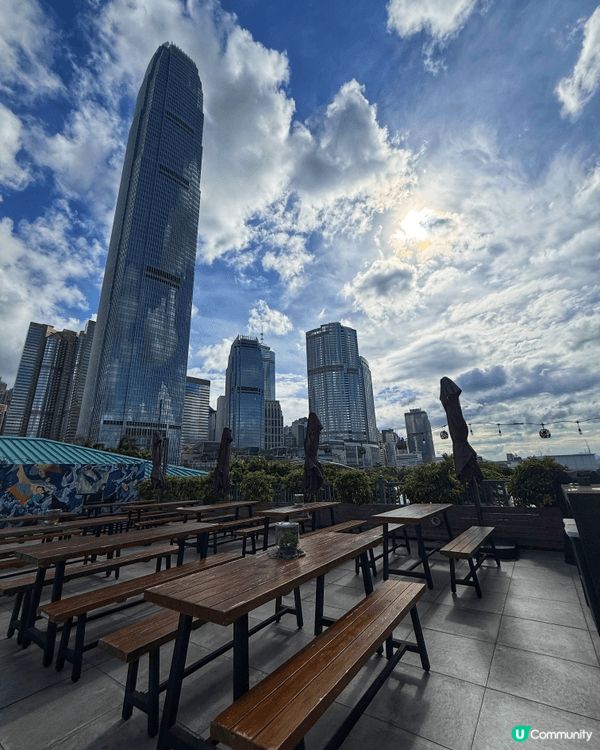 估唔到中環天星碼頭頂層，隱藏住一間咁正嘅海景露天 Bar ✨...