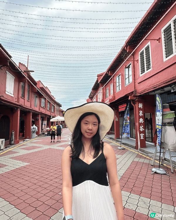 呢度係馬來西亞馬六甲，同埋吉隆坡雙子塔嘅泳池附近影相。大馬首...
