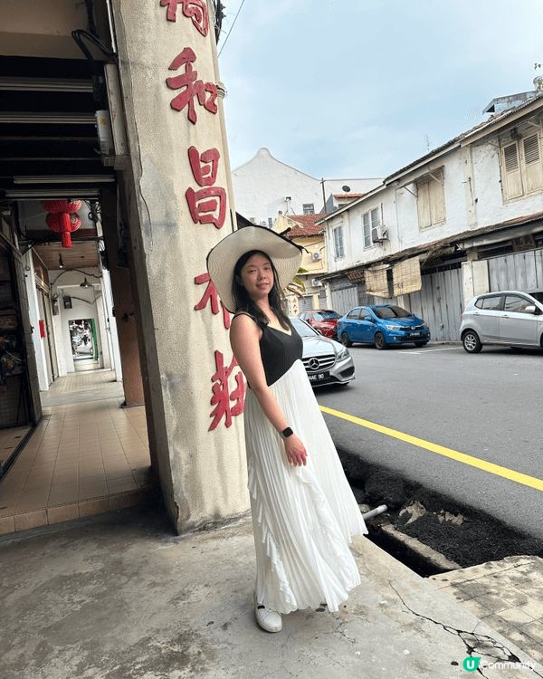 呢度係馬來西亞馬六甲，同埋吉隆坡雙子塔嘅泳池附近影相。大馬首...