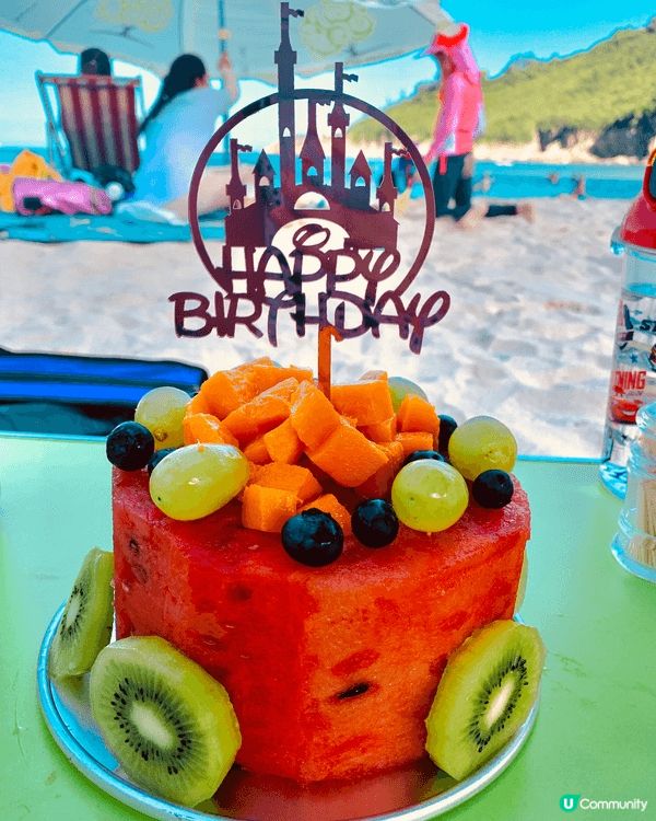 夏天我們最愛的便是水上活動，遇上生日便帶個生果蛋糕岀海走一趟...