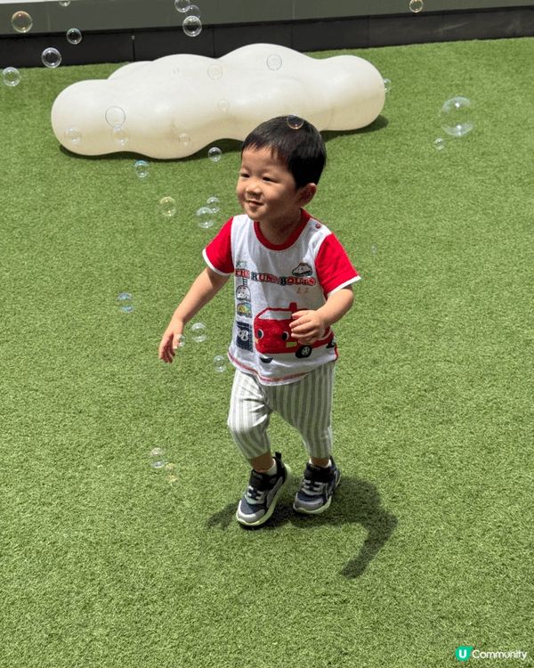 屯門碼頭海趣坊平台。呢度有人造草地同白雲櫈仔，啱晒小朋友放電...
