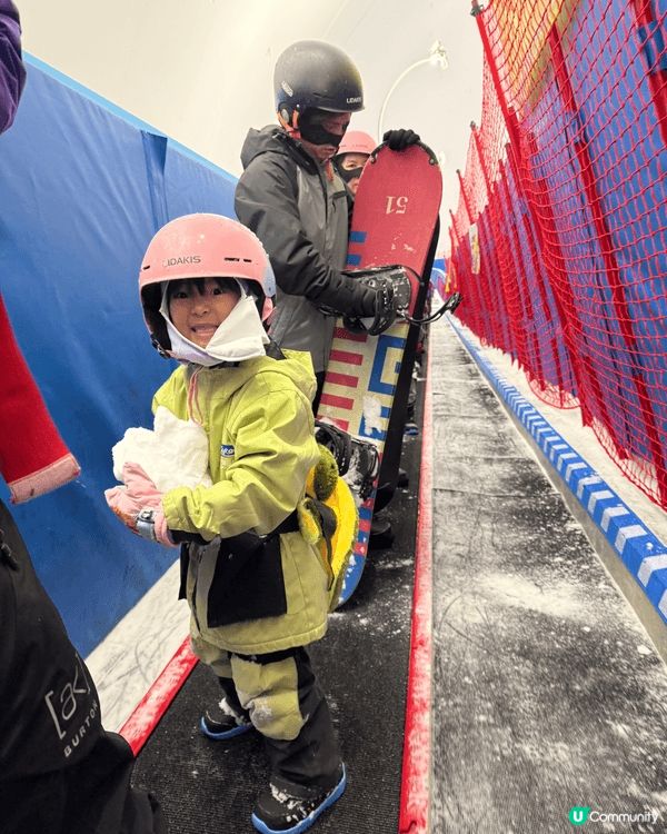 夏日炎炎除了玩水外，仲可以近近地去深圳室內滑雪場，避暑又放電...
