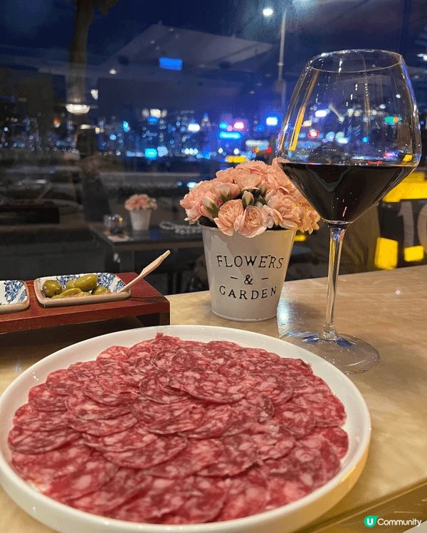 九龍香格里拉酒店Tapas Bar。可以望住維港，食Tapa...