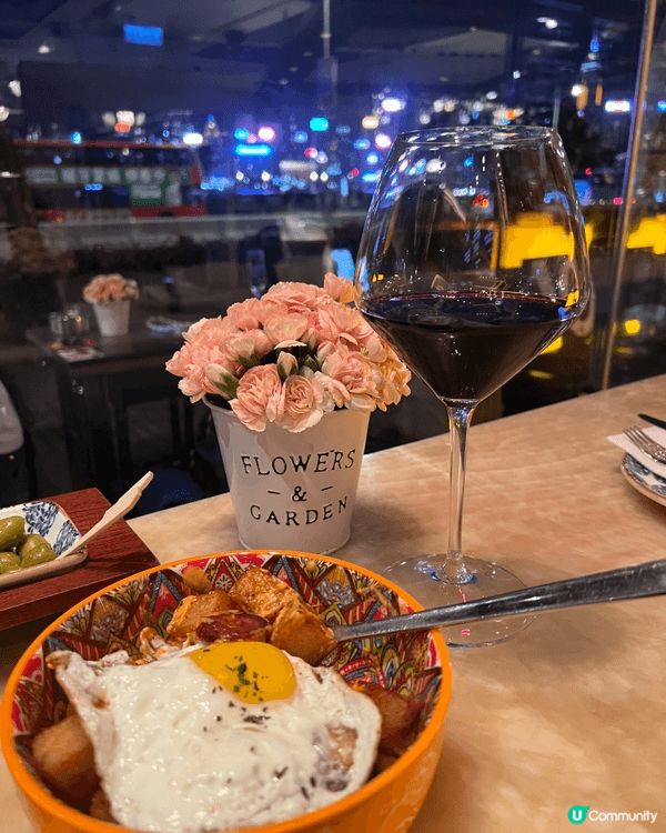 九龍香格里拉酒店Tapas Bar。可以望住維港，食Tapa...