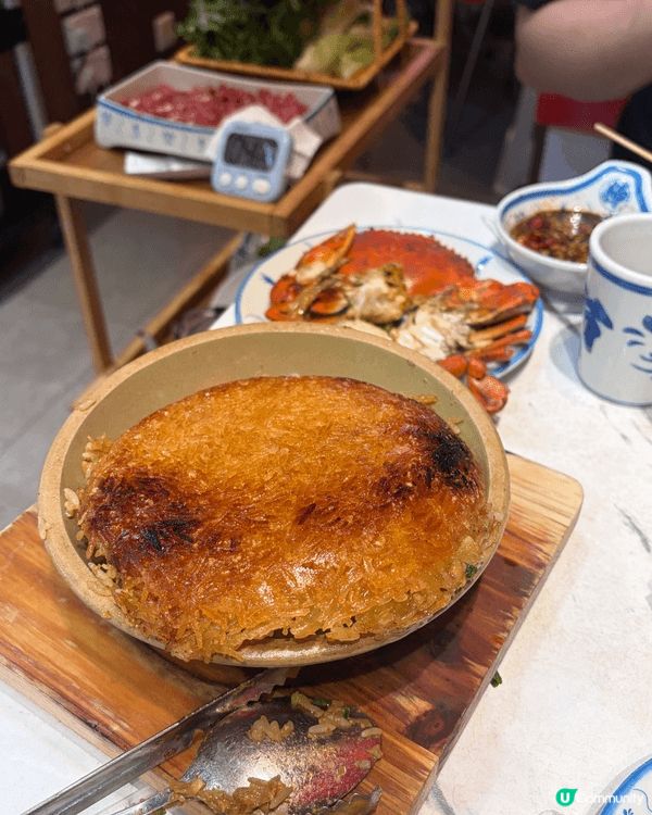 在旺角有一間邊打邊爐，邊吃煲仔飯的店，叫做「老街慢火」，同時...