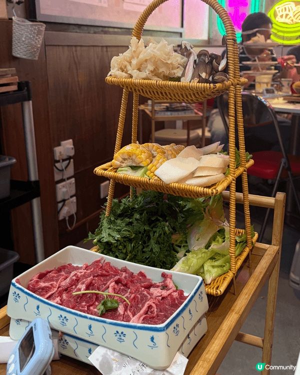 在旺角有一間邊打邊爐，邊吃煲仔飯的店，叫做「老街慢火」，同時...