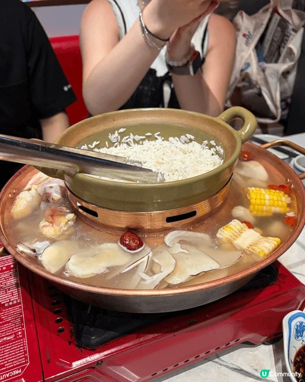 在旺角有一間邊打邊爐，邊吃煲仔飯的店，叫做「老街慢火」，同時...
