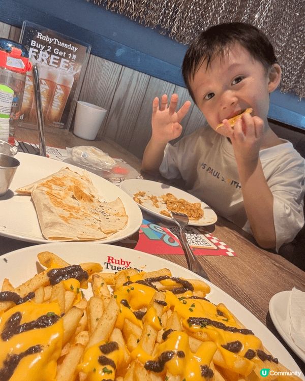 在Ruby Tuesday 吃兒童餐，喝消暑飲品。