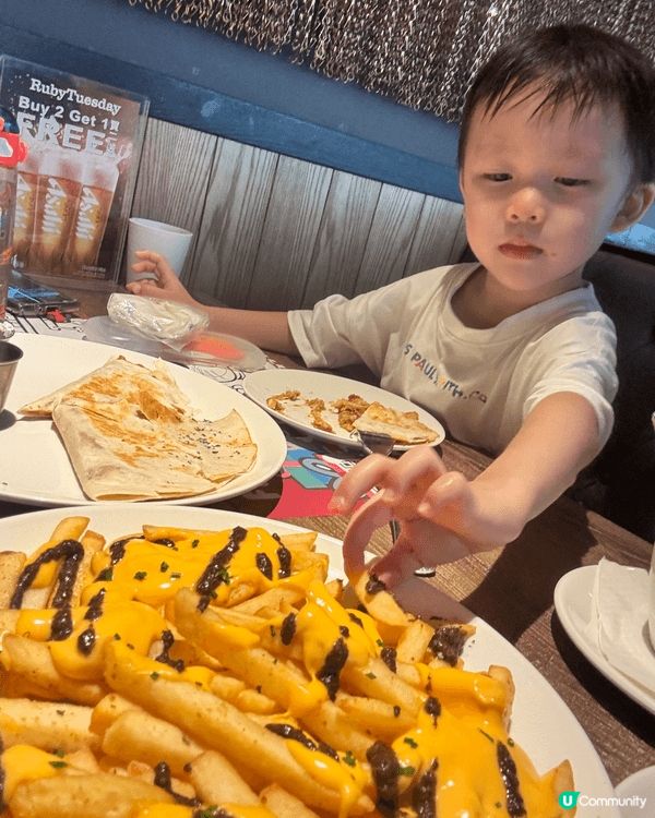 在Ruby Tuesday 吃兒童餐，喝消暑飲品。