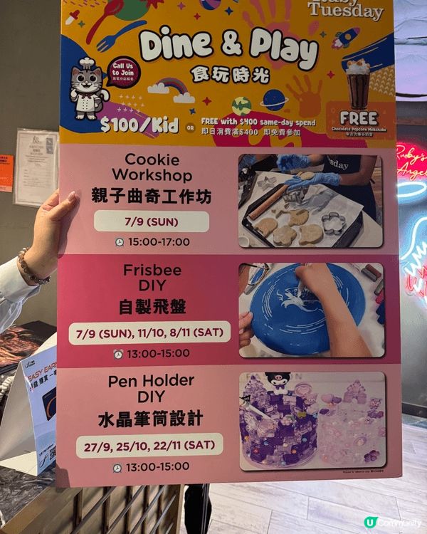 在Ruby Tuesday 吃兒童餐，喝消暑飲品。